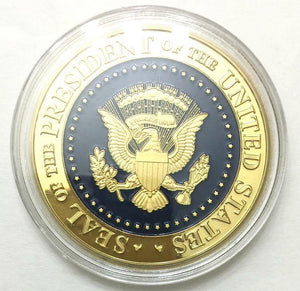 ✯ DONALD TRUMP ✯ US GOLD EAGLE ✯ GREAT NOVELTY GIFT ✯ WITH WOODEN SOUVENIR✯ - Collectors Couch