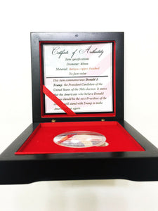 ✯ DONALD TRUMP ✯ US GOLD EAGLE ✯ GREAT NOVELTY GIFT ✯ WITH WOODEN SOUVENIR✯ - Collectors Couch