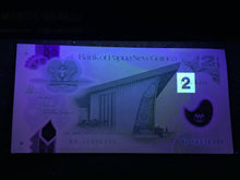 Load image into Gallery viewer, Papua New Guinea 2 Kina 2014 Polymer Banknote World Paper Money UNC Currency - Collectors Couch